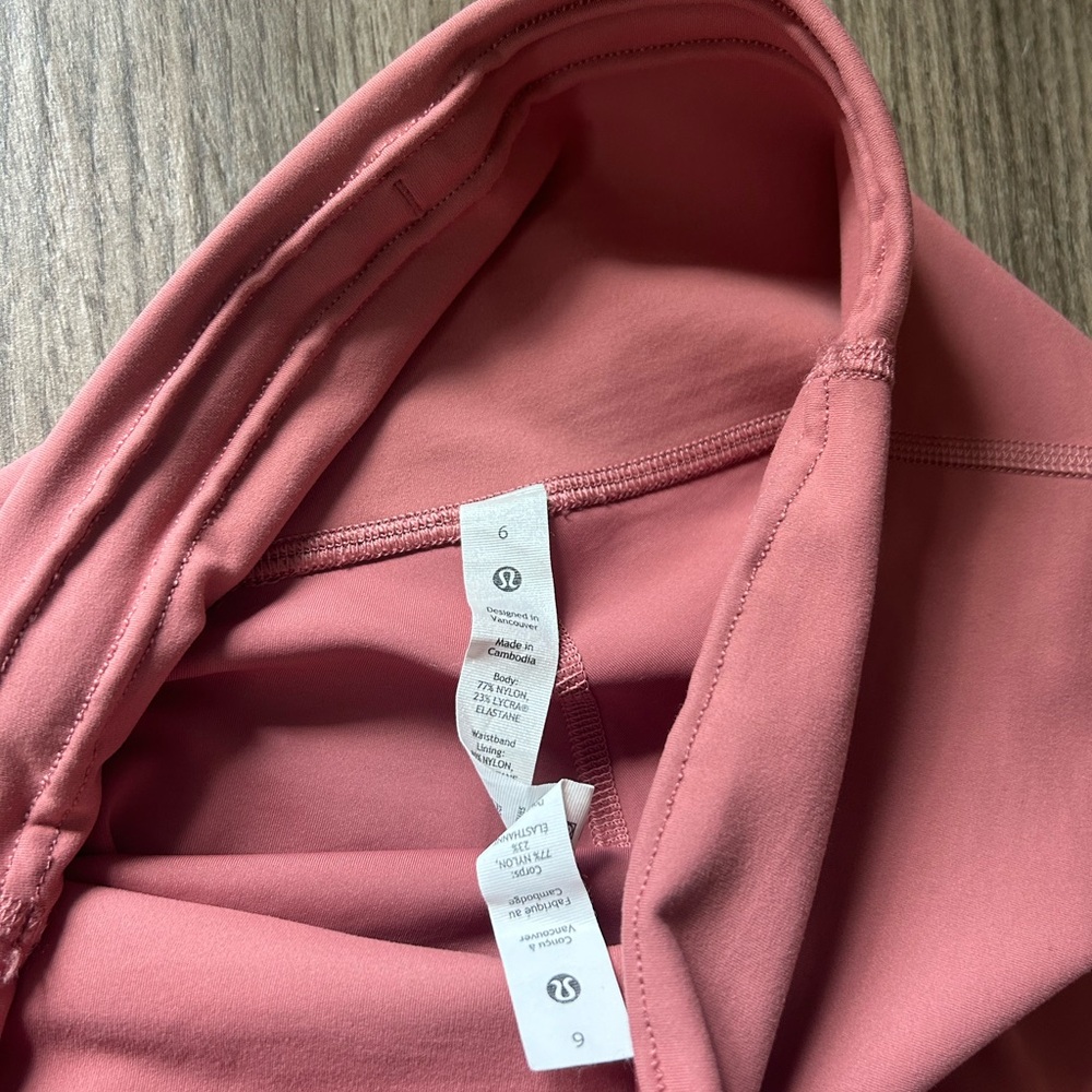 Lululemon wunder under leggings with no pockets. 25”.